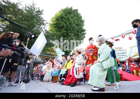 Tokio, Japan. Juni 2021. Das Organisationskomitee des Tokyo 2020 veröffentlicht Szenen aus den Dreharbeiten zu „MAZEKOZE Island Tour“, einem Video zur weltweiten Verbreitung des vom Tokyo 2020 NIPPON Festival gesponserten Programms „Towards the Realization of a Symbiotic Society“, das am 22. August 2021 um 16 Uhr ausgestrahlt wird. Die Dreharbeiten fanden am 1. Juni 2021 in Tokio, Japan, statt. (Foto von Kazuki Oishi/Sipa USA) **Japan Out** Credit: SIPA USA/Alamy Live News Stockfoto