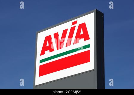 Chenelette, Frankreich - 12. September 2020: AVIA-Schild auf einer Tafel. Das Unternehmen AVIA International ist mit mehr als 2900 Tankstellen in Europa vertreten Stockfoto