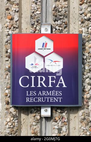 Macon, Frankreich - 15. März 2020: Das Informations- und Rekrutierungszentrum der Streitkräfte unterzeichnet an einer Wand in Frankreich Stockfoto