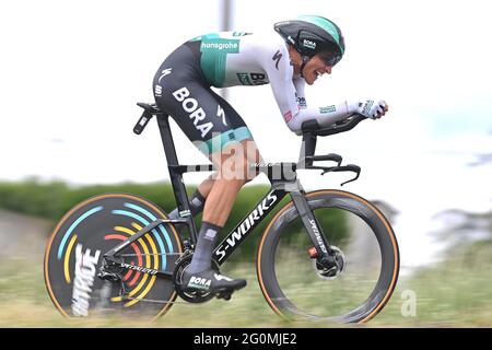 Der Deutsche Nils Politt von Bora-Hansgrohe zeigte sich während der vierten Etappe der 73. Ausgabe des Criterium du Dauphine-Radrennens, einem 16,4 km Stockfoto