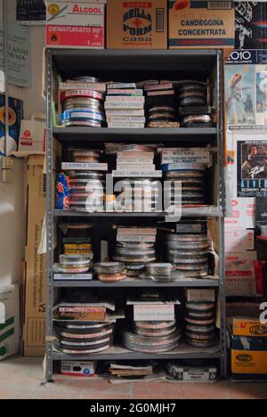 SAVONA, ITALIEN - Oktober 2010: Italienische Sammlung internationaler alter 35 und 70 mm Filme. Stockfoto