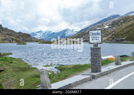 Auf dem Gipfel des San Bernardino Passes, Schweiz. Schöner See in alpinem Gelände Stockfoto