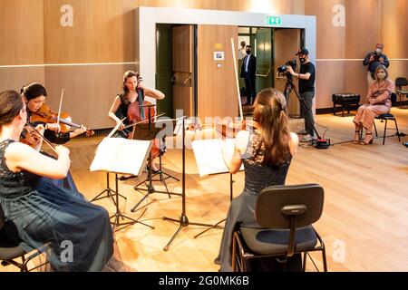 Amsterdam, Niederlande. Juni 2021. Königin Maxima der Niederlande sprach am 02. Juni 2021 bei der Academie des Koninklijk Concertgebouworkest in Amsterdam zu einem Arbeitsbesuch über die Aktivitäten während der Coronapandemie, die Pläne der Orchester für die Zukunft und die verschiedenen Bildungsprogramme.Quelle: Albert Nieboer/Netherlands OUT/Point de Vue OUT/dpa/Alamy Live News Stockfoto