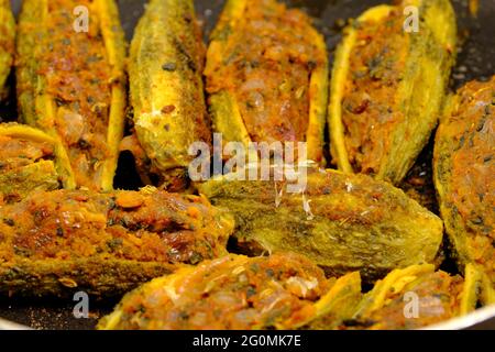 Gefüllte bittere Kürbis- oder Bittermelonenschüssel Stockfoto