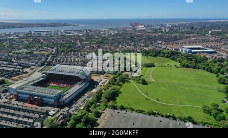 Anfield Stadium, Heimstadion des Liverpool Football Club und Goodison Parkhaus des Everton Football Club gegenüber dem Stanley Park in Liverpool aus der Vogelperspektive des Fußballstadions. Foto von Sam Bagnall. Stockfoto