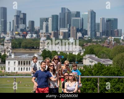 Ein Mann macht ein Selfie mit der Skyline von Canary Wharf und dem Old Royal Naval College vom Royal Observatory im Greenwich Park, London, da Großbritannien seinen dritten aufeinanderfolgenden wärmsten Tag des Jahres mit Temperaturen von 26,6 C in Teilen des Landes verzeichnet hat. Bilddatum: Mittwoch, 2. Juni 2021. Stockfoto