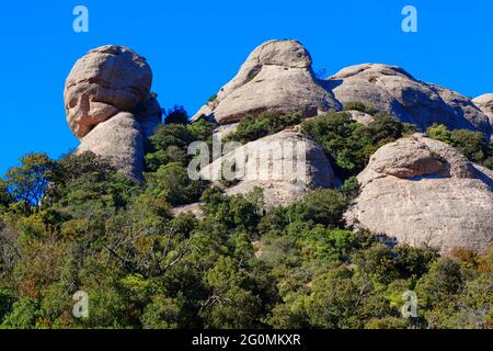 Zerklüftete Berge und spektakuläre Landschaft . Sant Jeroni Gipfel von Montserrat Stockfoto