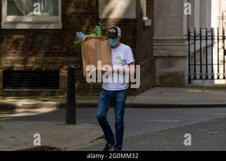 London, Großbritannien. Juni 2021. Hochzeitsblumen kommen in 10 Downing Street London UK Credit: Ian Davidson/Alamy Live News Stockfoto