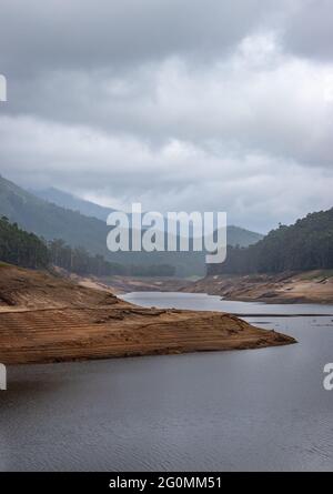 blick auf den see mit grünen Wald Bild ist bei munnar kerala indien zeigt die schöne Natur aufgenommen. Stockfoto