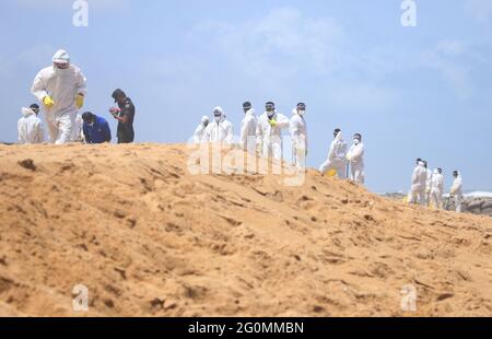 Colombo, Sri Lanka. Juni 2021. (6/1/2021) Mitarbeiter der Sri Lanka-Armee entfernen Trümmer am Strand von Moratuwa in der Nähe von Colombo. Trümmer wurden in der vergangenen Woche von einem singapurischen Containerschiff, MV X-Press Pearl, an Land gespült, das etwa zehn Seemeilen vom Hafen von Colombo entfernt Feuer gefangen hatte. (Foto: Saman Abesiriwardana/Pacific Press/Sipa USA) Quelle: SIPA USA/Alamy Live News Stockfoto