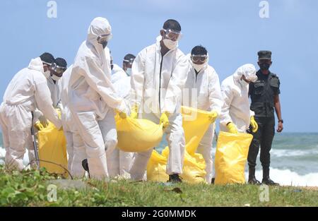 Colombo, Sri Lanka. Juni 2021. (6/1/2021) Mitarbeiter der Sri Lanka-Armee entfernen Trümmer am Strand von Moratuwa in der Nähe von Colombo. Trümmer wurden in der vergangenen Woche von einem singapurischen Containerschiff, MV X-Press Pearl, an Land gespült, das etwa zehn Seemeilen vom Hafen von Colombo entfernt Feuer gefangen hatte. (Foto: Saman Abesiriwardana/Pacific Press/Sipa USA) Quelle: SIPA USA/Alamy Live News Stockfoto