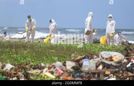 Colombo, Sri Lanka. Juni 2021. (6/1/2021) Mitarbeiter der Sri Lanka-Armee entfernen Trümmer am Strand von Moratuwa in der Nähe von Colombo. Trümmer wurden in der vergangenen Woche von einem singapurischen Containerschiff, MV X-Press Pearl, an Land gespült, das etwa zehn Seemeilen vom Hafen von Colombo entfernt Feuer gefangen hatte. (Foto: Saman Abesiriwardana/Pacific Press/Sipa USA) Quelle: SIPA USA/Alamy Live News Stockfoto