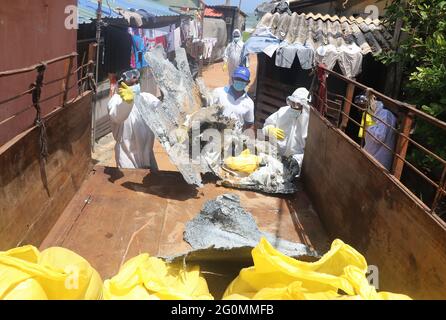 Colombo, Sri Lanka. Juni 2021. (6/1/2021) Mitarbeiter der Sri Lanka-Armee entfernen Trümmer am Strand von Moratuwa in der Nähe von Colombo. Trümmer wurden in der vergangenen Woche von einem singapurischen Containerschiff, MV X-Press Pearl, an Land gespült, das etwa zehn Seemeilen vom Hafen von Colombo entfernt Feuer gefangen hatte. (Foto: Saman Abesiriwardana/Pacific Press/Sipa USA) Quelle: SIPA USA/Alamy Live News Stockfoto