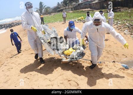 Colombo, Sri Lanka. Juni 2021. (6/1/2021) Mitarbeiter der Sri Lanka-Armee entfernen Trümmer am Strand von Moratuwa in der Nähe von Colombo. Trümmer wurden in der vergangenen Woche von einem singapurischen Containerschiff, MV X-Press Pearl, an Land gespült, das etwa zehn Seemeilen vom Hafen von Colombo entfernt Feuer gefangen hatte. (Foto: Saman Abesiriwardana/Pacific Press/Sipa USA) Quelle: SIPA USA/Alamy Live News Stockfoto