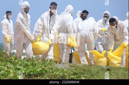 Colombo, Sri Lanka. Juni 2021. (6/1/2021) Mitarbeiter der Sri Lanka-Armee entfernen Trümmer am Strand von Moratuwa in der Nähe von Colombo. Trümmer wurden in der vergangenen Woche von einem singapurischen Containerschiff, MV X-Press Pearl, an Land gespült, das etwa zehn Seemeilen vom Hafen von Colombo entfernt Feuer gefangen hatte. (Foto: Saman Abesiriwardana/Pacific Press/Sipa USA) Quelle: SIPA USA/Alamy Live News Stockfoto