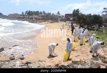 Colombo, Sri Lanka. Juni 2021. (6/1/2021) Mitarbeiter der Sri Lanka-Armee entfernen Trümmer am Strand von Moratuwa in der Nähe von Colombo. Trümmer wurden in der vergangenen Woche von einem singapurischen Containerschiff, MV X-Press Pearl, an Land gespült, das etwa zehn Seemeilen vom Hafen von Colombo entfernt Feuer gefangen hatte. (Foto: Saman Abesiriwardana/Pacific Press/Sipa USA) Quelle: SIPA USA/Alamy Live News Stockfoto