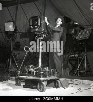 Dreharbeiten in den 1950er Jahren. Filmregisseur und Schauspieler Stig Olin, 1920-2008, im Studio mit einer Filmkamera fotografiert. Schweden 1953 Ref. BM53-4 Stockfoto