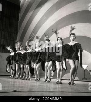 Ballettmädchen auf der Bühne in den 1950er Jahren. Die jungen Frauen sind alle in ihren Kostümen und Posen auf der Bühne gekleidet. Schweden 1953 BM29-11 Stockfoto