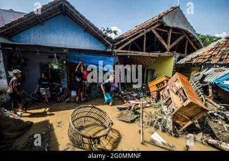 West-Java, Indonesien. Juni 2021. Menschen wandern nach einer Überschwemmung in Bandung, West-Java, Indonesien, 2. Juni 2021 durch Hochwasser. Quelle: Septianjar/Xinhua/Alamy Live News Stockfoto