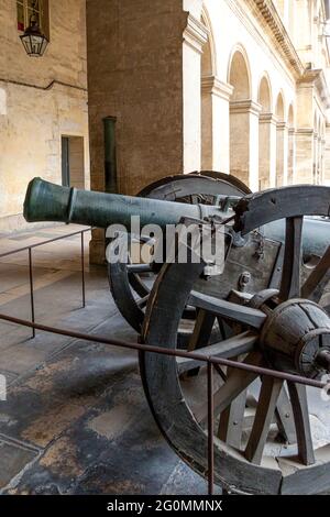 Kanone am Eingang des Musée d l'Armée, Paris, Frankreich Stockfoto