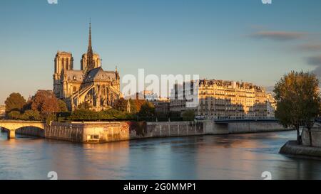 Sonnenaufgang über der Kathedrale Notre Dame an den Ufern des Flusses Seine, Paris Frankreich Stockfoto