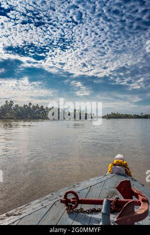 Red Boat Anker auf dem Boot in blauen Himmel Rückwasser füllen mit viel Wolke Hintergrund Stockfoto