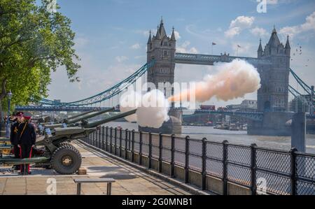 The Tower of London, Großbritannien. 2. Juni 2021. Reguläre Soldaten der britischen Armee und Reservesoldaten feiern den 68. Jahrestag der Krönung Ihrer Majestät der Königin in London mit feierlichen Gun-Grüßeln. Die Honourable Artillery Company (HAC), das Reserve Army Regiment der City of London, feuern in zeremonieller Kleidung von 13:00 Uhr an mit ihren drei L118 Ceremonial Light Guns im Abstand von zehn Sekunden einen 62-Kanonen-Gruß über der Themse, ähnlich denen, die in den letzten Jahren in Afghanistan operativ eingesetzt wurden. Quelle: Malcolm Park/Alamy Live News. Stockfoto