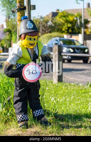 LEGO-Polizeibeamter setzt als Einlass in das Scarecrow-Dorf-Gewinnspiel in Havering Atte Bower, Essex, Großbritannien, eine Geschwindigkeitsbegrenzung von 30 km/h durch Stockfoto