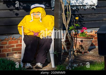 Knitting Oma Bildnis Eintrag in der Scarecrow Dorf Wettbewerb in Havering Atte Bower, Essex, Großbritannien. Im Garten Stockfoto