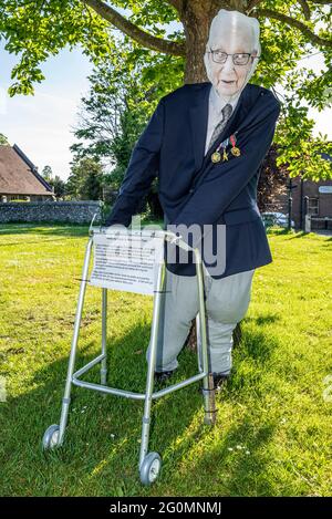 Bildnis des Kapitäns Tom Moore für den Scarecrow Village Wettbewerb in Havering Atte Bower, Essex, Großbritannien. Auf Dorfgrün Stockfoto