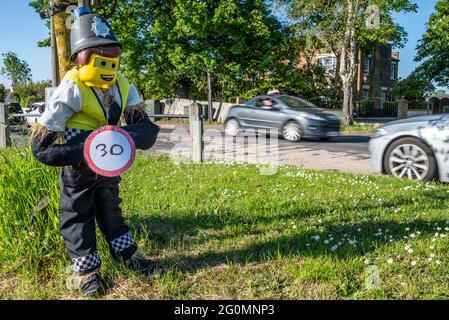 LEGO-Polizeibeamter setzt als Einlass in das Scarecrow-Dorf-Gewinnspiel in Havering Atte Bower, Essex, Großbritannien, eine Geschwindigkeitsbegrenzung von 30 km/h durch Stockfoto