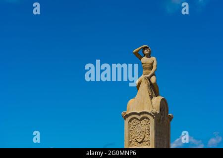 Regensburg, Deutschland - 2021 06 02: Berühmte Statue Bruckmandl auf der Steinbrücke über die donau in Regensburg bei Sonnenlicht am Tag mit Clea Stockfoto