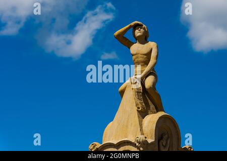 Regensburg, Deutschland - 2021 06 02: Berühmte Statue Bruckmandl auf der Steinbrücke über die donau in Regensburg bei Sonnenlicht am Tag mit Clea Stockfoto