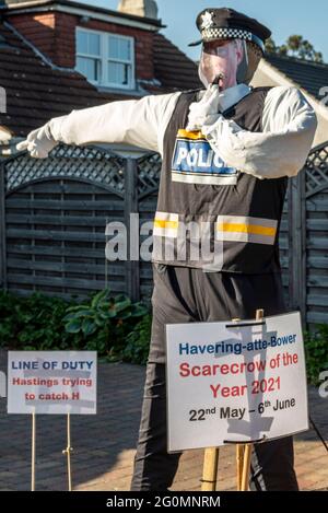 Der Superintendent Ted Hastings nimmt am Wettbewerb „Scarecrow Village“ in Havering Atte Bower, Essex, Großbritannien, Teil. Charakter aus BBC TV Line of Duty Stockfoto