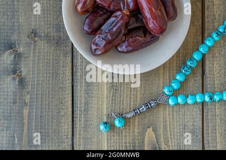 Draufsicht auf dem Tisch Bild der Dekoration Ramadan Kareem Hintergrund, Datteln Frucht mit Rosenkranz Perlen.Flat Lay. Copy Space Stockfoto