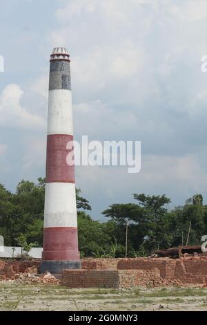 Ein Ziegelofen in einem Feld an einem abgelegenen Ort in Bangladesch. Es wird verwendet, um Ziegel zu produzieren. Stockfoto