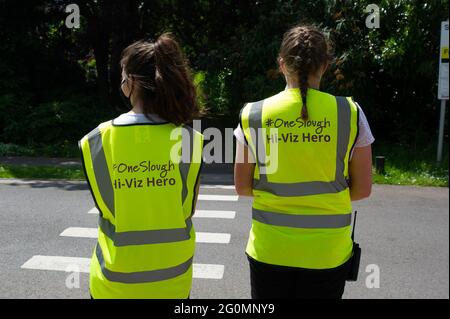 Slough, berkshire, Großbritannien. Juni 2021. Freiwillige in Hi-Viz Hero Jacken. Die Covid-19-Impfstoffe werden jetzt für Personen ab 30 Jahren eingeführt. Freiwillige arbeiteten im Salt Hill Park und lenkten erneut diejenigen, die für ihre Impfstoffe ankamen. Obwohl die neue Variante von Covid-19 in Großbritannien angekommen ist, wird die letzte Phase des Plans für die Lockdown-Beschränkungen von Covid-19 voraussichtlich vom 21. Juni 2021 aufgehoben, wenn Premierminister Boris Johnson seinen Weg findet. Quelle: Maureen McLean/Alamy Live News Stockfoto