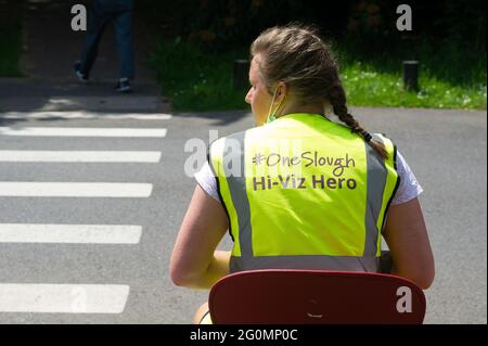 Slough, berkshire, Großbritannien. Juni 2021. Freiwillige in Hi-Viz Hero Jacken. Die Covid-19-Impfstoffe werden jetzt für Personen ab 30 Jahren eingeführt. Freiwillige arbeiteten im Salt Hill Park und lenkten erneut diejenigen, die für ihre Impfstoffe ankamen. Obwohl die neue Variante von Covid-19 in Großbritannien angekommen ist, wird die letzte Phase des Plans für die Lockdown-Beschränkungen von Covid-19 voraussichtlich vom 21. Juni 2021 aufgehoben, wenn Premierminister Boris Johnson seinen Weg findet. Quelle: Maureen McLean/Alamy Live News Stockfoto