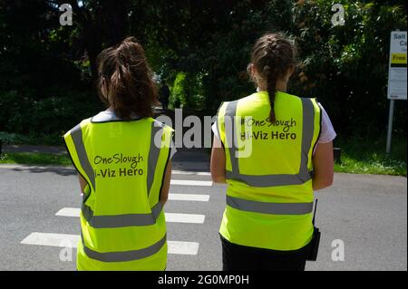 Slough, berkshire, Großbritannien. Juni 2021. Freiwillige in Hi-Viz Hero Jacken. Die Covid-19-Impfstoffe werden jetzt für Personen ab 30 Jahren eingeführt. Freiwillige arbeiteten im Salt Hill Park und lenkten erneut diejenigen, die für ihre Impfstoffe ankamen. Obwohl die neue Variante von Covid-19 in Großbritannien angekommen ist, wird die letzte Phase des Plans für die Lockdown-Beschränkungen von Covid-19 voraussichtlich vom 21. Juni 2021 aufgehoben, wenn Premierminister Boris Johnson seinen Weg findet. Quelle: Maureen McLean/Alamy Live News Stockfoto