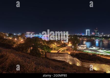 Nachtpanorama der Stadt Belgrad von der Festung Kalemegdan Stockfoto
