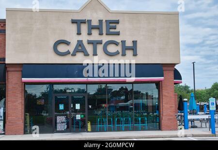 Houston, Texas USA 05-14-2021: Die Fanschachterfassade in Houston, TX. Fast Casual Seafood Restaurant Kette Franchise. Stockfoto