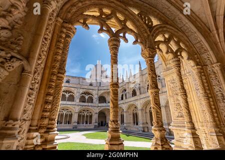 Blick vom Korridor bei Mosteiro Dos Jeronimos in Lissabon Stockfoto