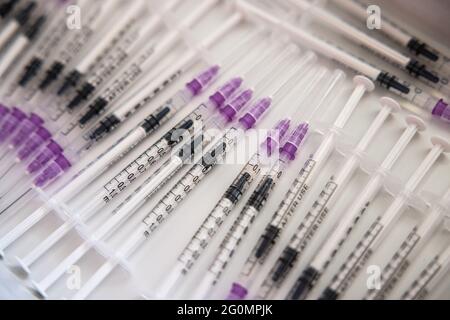 Jesenice, Slowenien. Mai 2021. Spritzen des Pfizer-BioNtech-Impfstoffes werden während der Massen-COVID-19-Impfung in Jesenice beobachtet.in Slowenien wird eine freiwillige Massen-COVID-19-Impfung von Menschen über 18 Jahren durchgeführt. Bis heute wurden 20.1 % der Bevölkerung in Slowenien vollständig gegen COVID-19 geimpft. Kredit: SOPA Images Limited/Alamy Live Nachrichten Stockfoto
