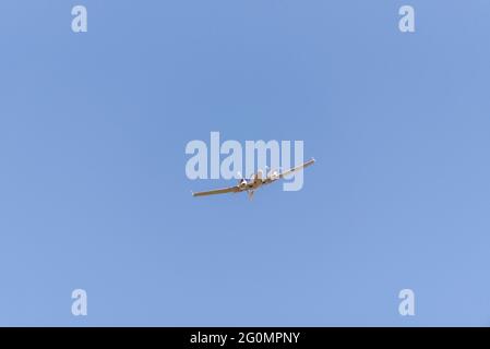 Diamond da 42 Twin Star Leichtflugzeug, das am blauen Himmel auf dem Stapleford Aerodrome, Essex, Großbritannien, fliegt. Fahren Sie über die Straße zum Stapleford Aerodrome Stockfoto