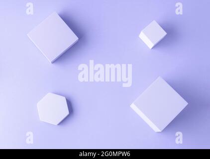 Geometrische Formen lila Podium Würfel Mockup für Produktanzeige auf violettem Hintergrund Stockfoto