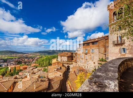 Blick auf das mittelalterliche Zentrum von Perugia mit dem antiken Eburnea-Tor Und Umbrien Landschaft von der Stadt Panorama-Terrasse Stockfoto