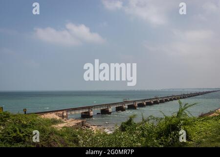 Pamban Brücke rameswaram indien eine der ältesten Eisenbahnbrücke. Es funktioniert immer noch und wurde viele Male zerstört, aber wieder in seine Form gebracht. Stockfoto