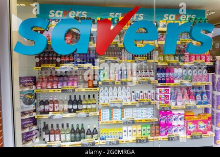 Woodbridge, Suffolk, Großbritannien Mai 14 2021: Ein Schaufenster des Einkaufshauses Savers, das eine Reihe von Kosmetikprodukten und Haushaltswaren zeigt Stockfoto