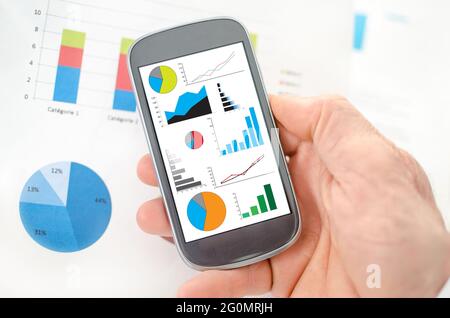 Grafisches Analysekonzept auf einem Smartphone, das von der Hand gehalten wird Stockfoto