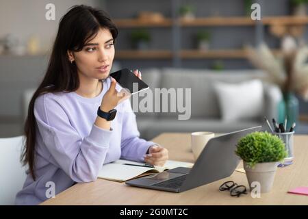Frau, die den Sprachsuchassistenten auf dem Smartphone verwendet Stockfoto